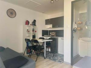 Maisons de vacances Pavillon renove avec terrasse privative au coeur de Jard-sur-Mer, proche plages et port - FR-1-336-155 : photos des chambres