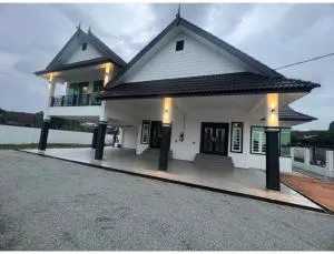 Teratak Beringin 8 Bedrooms With Pool - Kampong Telaga Batin