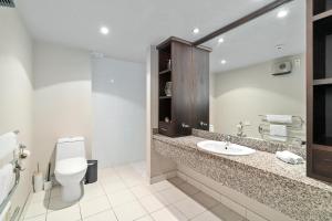 Lakeside Living - Modern 2-Bedroom Apartment