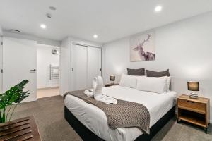 Lakeside Living - Modern 2-Bedroom Apartment