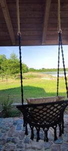 Jeziorosfera. Stodoła przy wodzie.