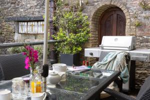 10 Clarence Hill - Elegant Town House with outside space