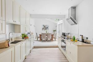 10 Clarence Hill - Elegant Town House with outside space