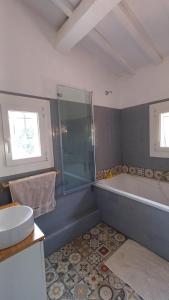 Maisons de vacances Jolie villa provencale avec piscine et vue mer : photos des chambres