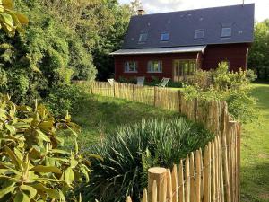 Maison campagne rivière forêt