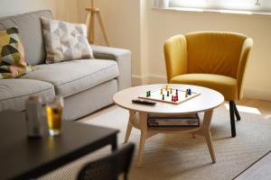 Fabula - Renovated 2-BR Apt with Fast WiFi