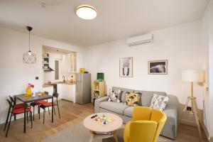 Fabula - Renovated 2-BR Apt with Fast WiFi