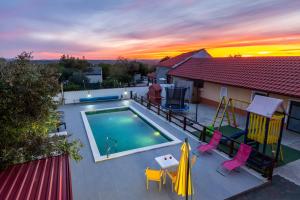 Spacious Holiday Home Joy with pool and playground, Suhovare