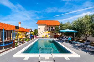obrázek - Spacious Holiday Home Joy with pool and playground, Suhovare