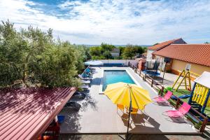 Spacious Holiday Home Joy with pool and playground, Suhovare