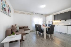 Spacious Holiday Home Joy with pool and playground, Suhovare