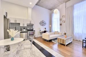 glamorous 1BR in Downtown 105
