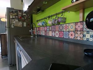 Sejours chez l'habitant Appartement entier Cozy Rdj Parking gratuit, proche tramway, stade OL, ARENA, Eurexpo, Aeroport StExupery, Gare TGV Lyon Partdieu : photos des chambres