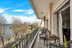 Bright Central Apartment with Splendid sea view!