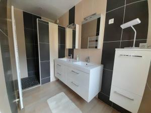 Maisons de vacances Maison spacieuse pres de la mer a Saint-Brevin, 8 pers, jardin, WiFi, jeux, parking, bebe. - FR-1-392-126 : photos des chambres