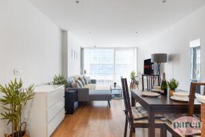 Parea Living - Colorful North London Apt with Balcony Views