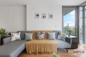 Parea Living - Colorful North London Apt with Balcony Views