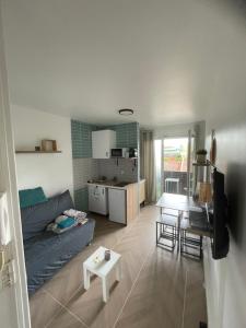 Superbe studio neuf avec Balcon