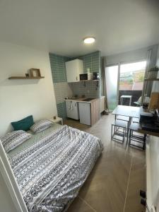 Superbe studio neuf avec Balcon