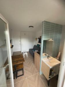 Superbe studio neuf avec Balcon