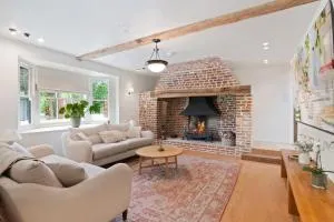 The Manor at Minstrel Court with Hot Tub - Longstowe