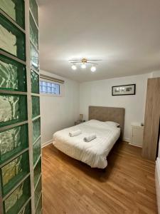 Appartements Epinal Hyper Centre, Place des Vosges T2 avec terrasse et salon de jardin. : photos des chambres