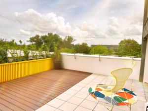 Ambient lounge with sundeck and free parking