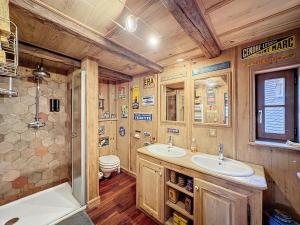Maisons de vacances Gite Le Chut - Piscine & Jacuzzi - 11 a 14 personnes : photos des chambres