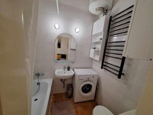 Peaceful central base with cafés, bars, and nightlife buzz