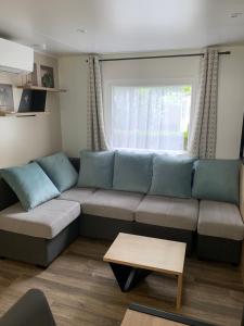 MH 008 Bora Bora sur emplacement exceptionnel en lisière de forêt dans camping 4 étoiles