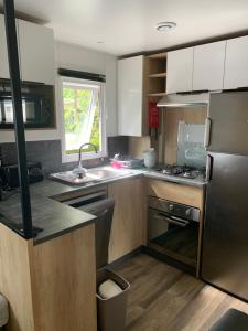 MH 008 Bora Bora sur emplacement exceptionnel en lisière de forêt dans camping 4 étoiles