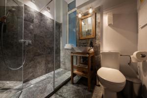 The Cozy Nest Downtown with Balcony by Pretty Apartments