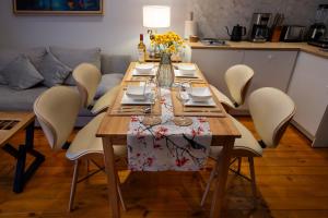 The Cozy Nest Downtown with Balcony by Pretty Apartments