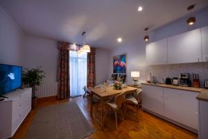 The Cozy Nest Downtown with Balcony by Pretty Apartments