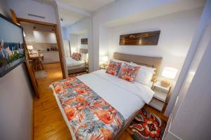 The Cozy Nest Downtown with Balcony by Pretty Apartments