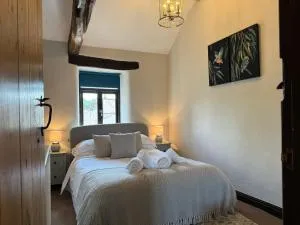 Three - Yard 12 - Skelsmergh