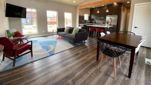 Timber & Tin F 2Bed 2Bath w Pool & Rooftop Deck