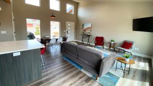 Timber & Tin F 2Bed 2Bath w Pool & Rooftop Deck