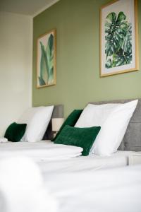 C4S -COME4STAY -InnHarmony- Stilvoll eingerichtetes Apartment für bis zu 8 Personen - Hochwertige Betten I voll ausgestattete Küche I Balkon I Badezimmer I WLAN I Smart TV
