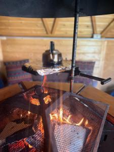 Off GRID Hobbit Hut with Wood Burning Hot tub NO SHOWER