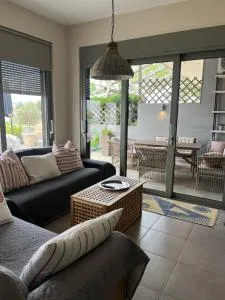 Comfy Kourouta Apartment & Suite - Petroúlai