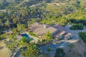 Gorgeous Private Estate with Pool & Pickleball Court - 波威