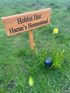 Off GRID Hobbit Hut with Wood Burning Hot tub NO SHOWER