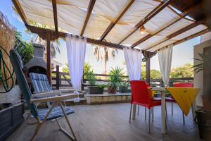 Residenza Grecale villetta con veranda vicino al paese