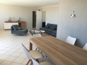 Appartements Front de mer 100m2 Vue magnifique, balcon, jardin, garage : photos des chambres