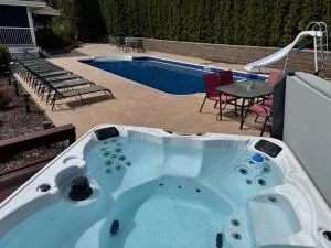 Heated pool, hot tub, 4 AC lake view bedrooms - Вест-Келона
