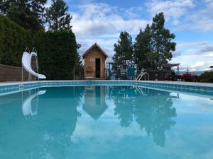 Heated pool, hot tub, 4 AC lake view bedrooms
