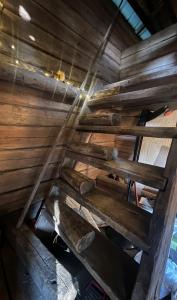 Elämyksellinen majoitus aitassa