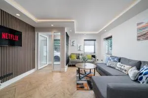 Skyvillion - COZY LARGE 4 & 1 Bed Apartments in London Enfield, Mins to Tube Station, Free Wi-Fi - New Barnet