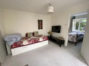 Cosy 1 bedroom Apartment with Kitchenette and Private Access in Guildford - suitable for 4 adults or a family of 4 - no pets please!!! - Horsell